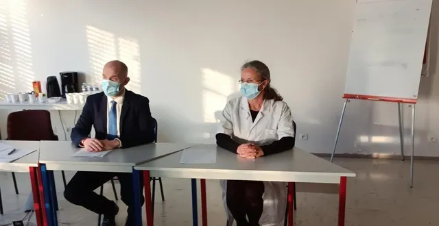 photo  jérôme le brière, directeur du chicam, accompagné de laëtitia raimbourg, cadre supérieure de santé.  &copy;  ouest-france 