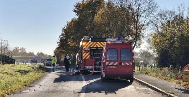 photo  la d24 était coupée, ce mardi 23 novembre 2021, à cause d’une fuite de gaz survenue lors de travaux sur la route, à la frontière entre sablé-sur-sarthe et précigné (sarthe).  &copy;  ouest-france 