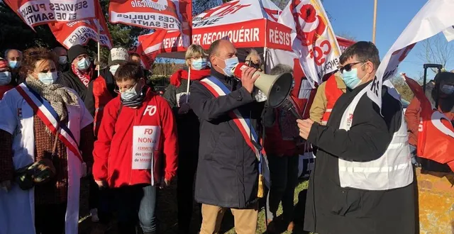 photo  plus de 400 personnes ont répondu à l’appel à la mobilisation. au mégaphone, frédéric beauchef, maire de mamers et président du conseil de surveillance de l’hôpital.  &copy;  ouest-france 