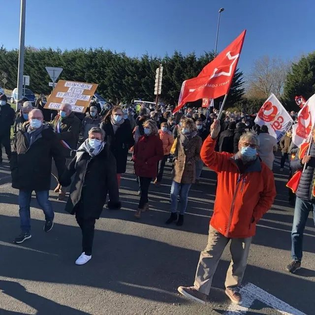 photo le cortège s’est rendu à la sous-préfecture.  ©  ouest-france