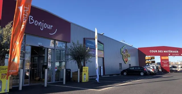 photo  lamaison.fr occupe l’ancien espace détenu par espace emeraude dans la zone artisanale et commerciale des tuileries.  &copy;  ouest-france 