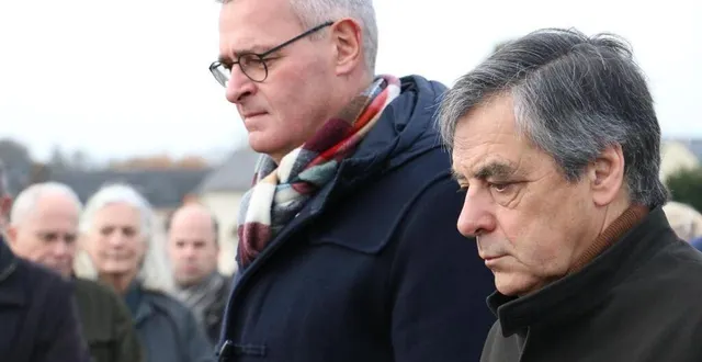 photo  marc joulaud et françois fillon, en arrière-plan, pénélope fillon.  &copy;  archive ouest france 