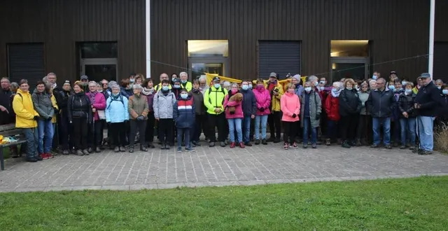 photo  par une météo clémente, les marcheurs se sont retrouvés à la maison de service au public de la commune déléguée de la fresnaye-sur-chédouet.  &copy;  ouest-france 