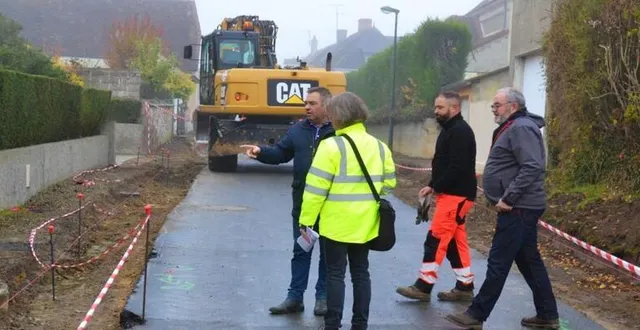 photo  le maire (à gauche) en présence de séverine besnard ; franck david, conseiller municipal et le chef de chantier.  &copy;  ouest-france 