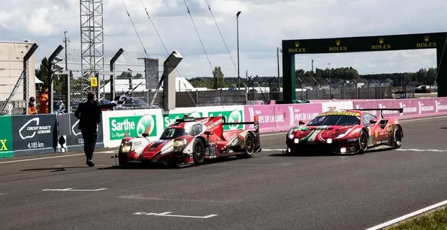 photo  l’arrivée des 24 heures 2021 et la voiture (wrt/lmp2) qui frôle le directeur de course.  &copy;  wrt 