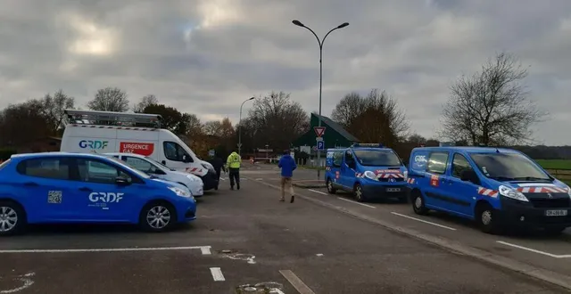 photo  une cinquantaine de techniciens grdf est sur le pont dans les rues de sablé-sur-sarthe et solesmes pour remettre le gaz en service.  &copy;  grdf 