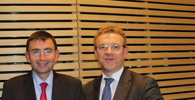 photo  denis lambert (à gauche), président du directoire, transmettra la direction de l’entreprise à philippe gélin (à droite), actuel directeur du pôle international du groupe ldc.  &copy;  archives ouest-france 