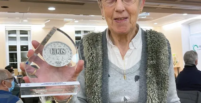 photo  françoise lemonnier, fière et émue de présenter le trophée que lui a remisle comité départemental olympique et sportif.  &copy;  ouest-france 