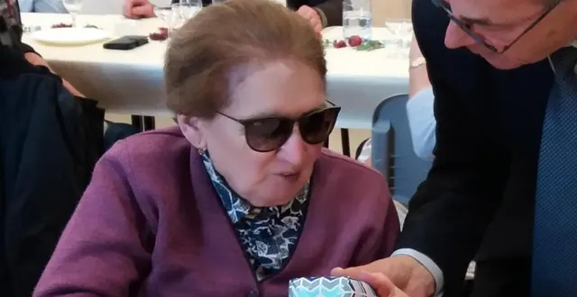 photo  paul louvet et mme molet recevant des chocolats par pierre letellier, le maire.  &copy;  dr 