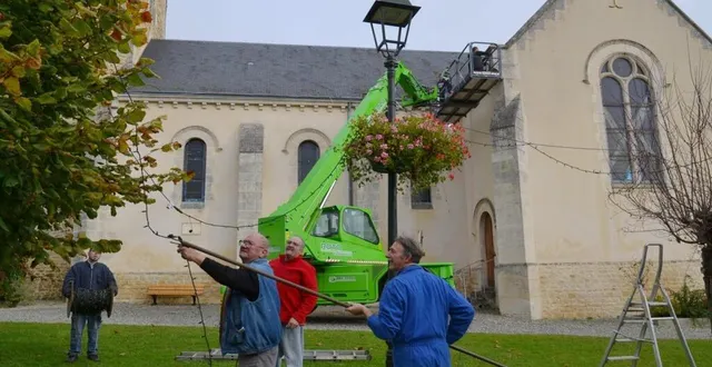 photo  la commission décoration travaille avec courage et passion pour installer les illuminations.  &copy;  ouest-france 