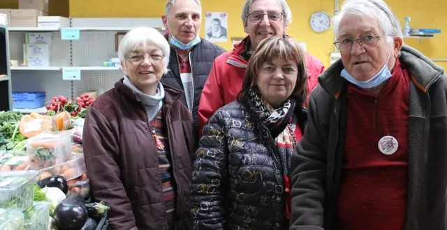 photo  les bénévoles préparent la distribution.  &copy;  le maine libre 