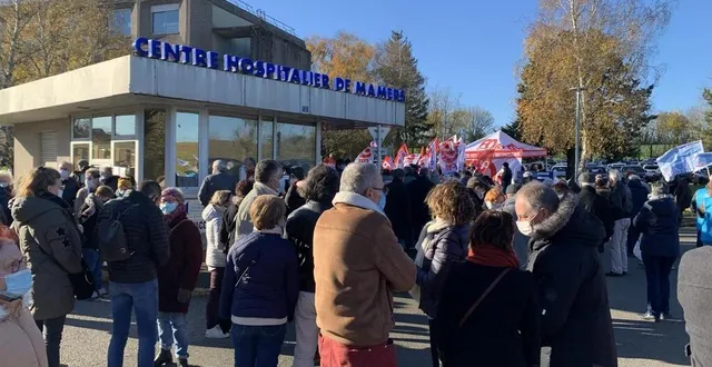 photo  de nombreux habitants de mamers et des alentours sont venus manifester mardi devant l’hôpital. tous ont peur pour l’avenir de l’établissement.  &copy;  le maine libre 