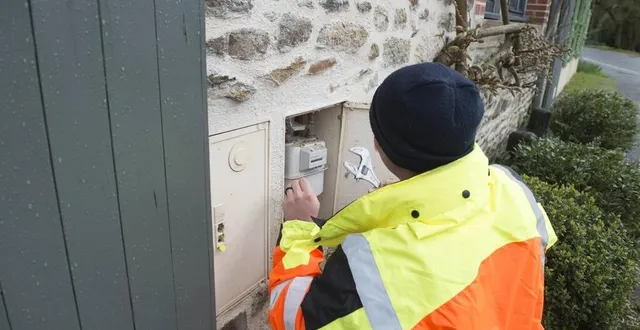 photo  un agent travaillant sur un compteur de gaz. photo d’illustration.  &copy;  david ademas / archives ouest france 