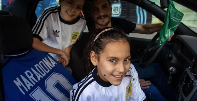 photo  walter rotundo est ses deux filles, mara et dona, à buenos aires, le 16 novembre 2021.  &copy;  tomas cuesta / afp 