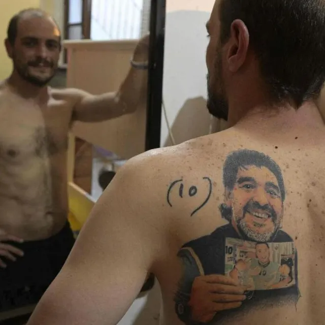 photo walter rotundo s'est fait tatouer la photo de maradona tenant la photo de ses filles, mara et dona.  ©  juan mabromata / afp
