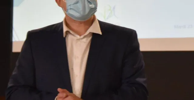 photo  benjamin laburthe-tora veut sensibiliser les élus du territoire à lélectromobilité.  &copy;  le maine libre 