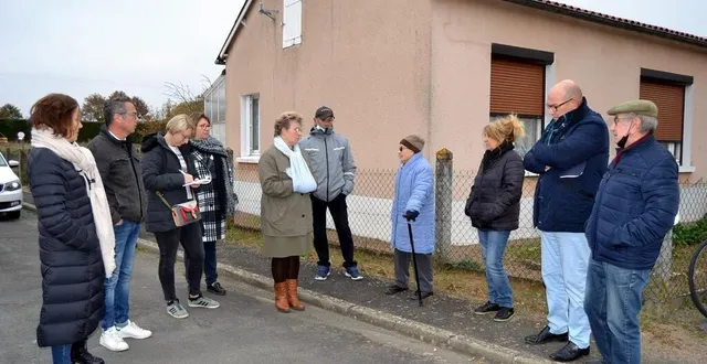 photo  il y avait deux fois plus d’élus que d’habitants du quartier à cette réunion.  &copy;  le maine libre 