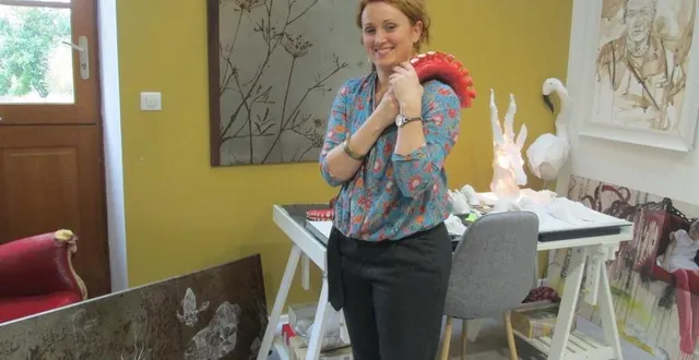 photo  véronique laloue, dans son atelier. des toiles grands formats peintes, mais aussi de la céramique, du travail sur métal, des sculptures.  &copy;  ouest-france 