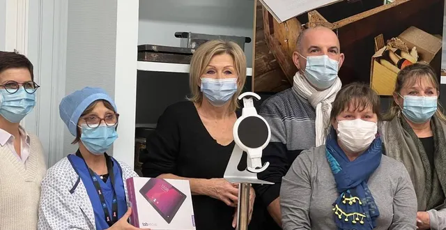 photo  l’association un geste, un rêve, un sourire a remis un pied médical et une tablette au centre hospitalier d’alençon (orne).  &copy;  ouest-france 