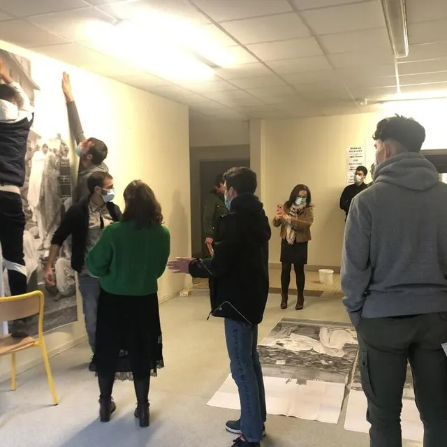 photo la photographie de sara farid collée sur une des murs du lycée gabriel, à argentan, fait 4 m par 3 m.  ©  ouest-france