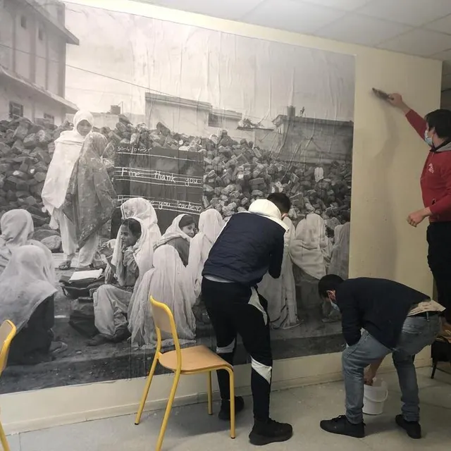 photo les élèves en classe de bts au lycée gabriel à argentan ont collé une photographie de la photojournaliste sara farid sur un mur du lycée.  ©  ouest-france