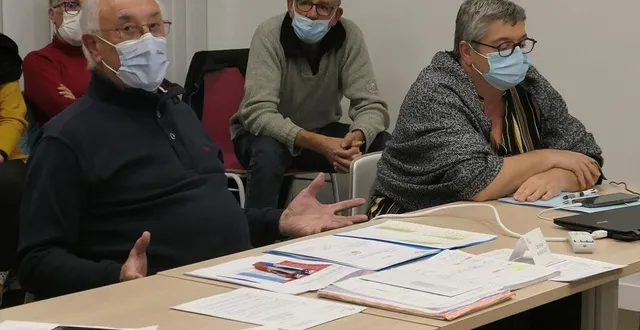 photo  christian bonifait, maire, et cécile dénos, secrétaire générale.  &copy;  le maine libre 