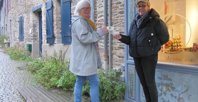 photo  sylvie hurtel et catherine roblin présentent les bols 2021 peints à la main. chaque année, l’association faites de la soupe crée une édition spéciale.  &copy;  ouest-france 
