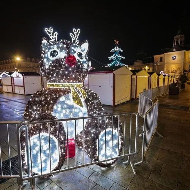 photo un renne, installé place de la république, symbolise la magie de noël qui séduit petits et grands.  ©  ouest-france