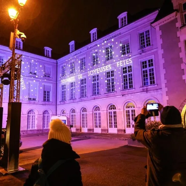 photo sur la façade de la mairie, les vœux de la ville aux manceaux.  ©  ouest-france