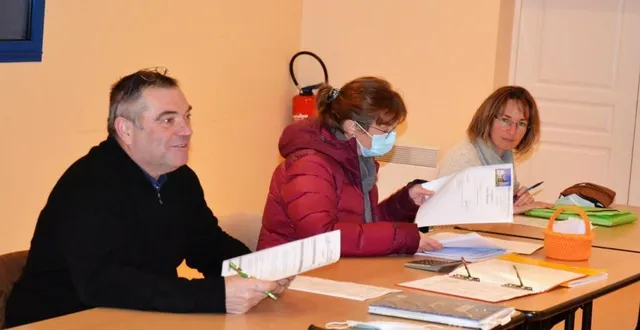 photo  patrick gosnet, le maire, aux côtés de la secrétaire de mairie et d’une conseillère municipale.  &copy;  ouest-france 