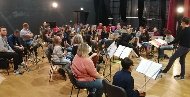 photo  l’orchestre de la vègre en pleine répétition.  &copy;  le maine libre 
