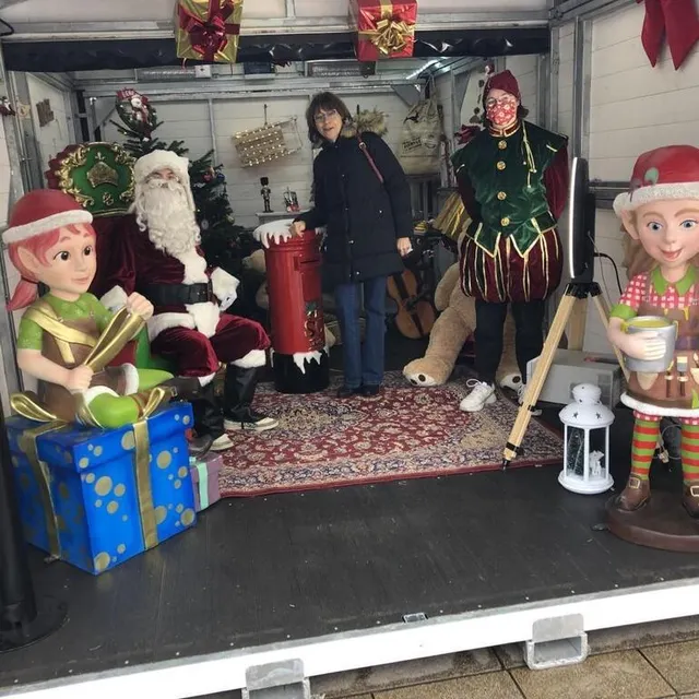 photo la photo avec le père noël… même les adultes sont tentés.  ©  photo le maine libre