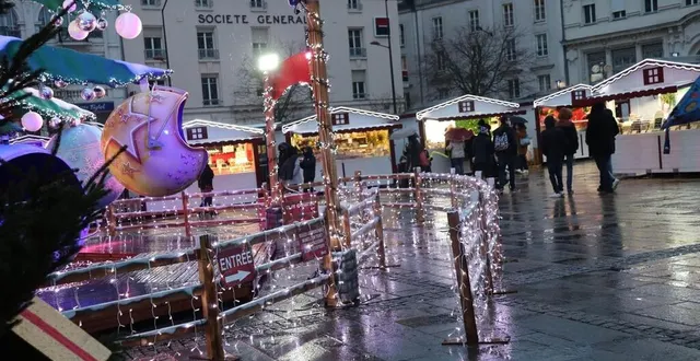 photo  le marché de noël du mans a ouvert ce samedi 27 novembre 2021. une première journée un peu douchée par les conditions météo.  &copy;  ouest-france 