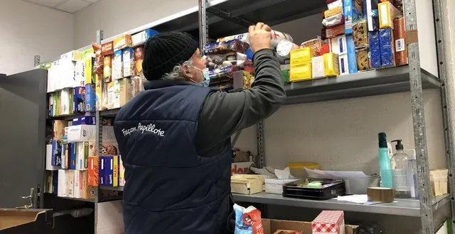 photo  après la collecte vient l’heure du triage pour les bénévoles du panier du pays sabolien.  &copy;  ouest-france 