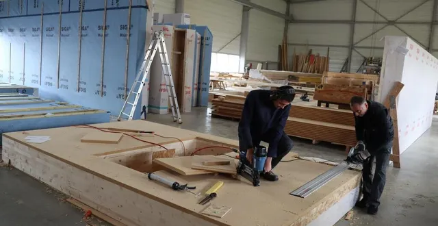 photo  l’entreprise isopaille, basée à cherré, dans la sarthe, est spécialisée dans la construction bois isolée en paille. les ossatures sont pré-assemblées dans son atelier de 1 200m².  &copy;  ouest-france 