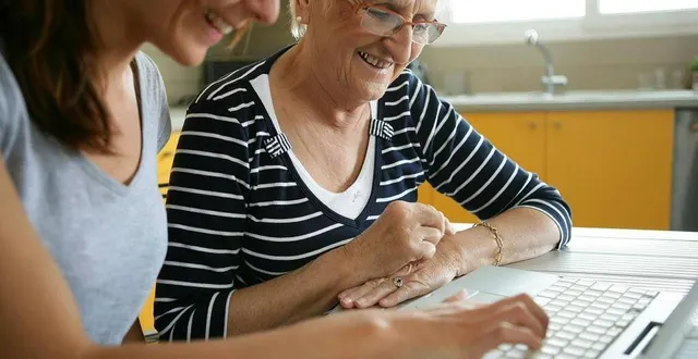 photo  au sein d’un espace france services, il est possible pour les seniors de se familiariser avec les outils informatiques grâce à des ateliers.  &copy;  fotolia 