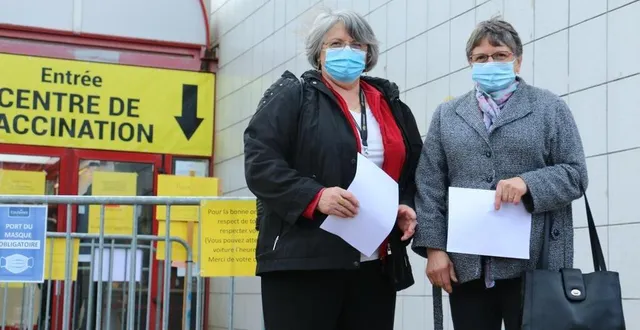 photo  ce dimanche 28 novembre, le centre de vaccination anti-covid de coulaines (sarthe) accueillait sans rendez-vous. bernadette (à gauche) et élisabeth ont sauté sur l’occasion pour recevoir la troisième dose de rappel plus tôt que prévu.  &copy;  ouest-france 