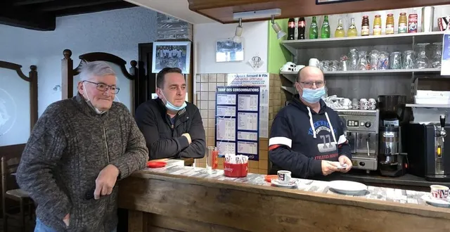 photo  des habitués avec le patron du canter, françois dailly, à la chapelle-au-moine (orne).  &copy;  ouest-france 