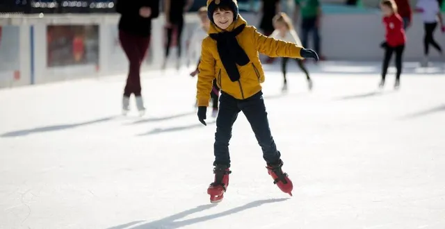 photo  c’est la grande nouveauté de l’édition 2021 du marché de l’avent : une patinoire va s’installer durant trois jours sur la place du champ de foire de sablé-sur-sarthe.  &copy;  archives ouest-france 