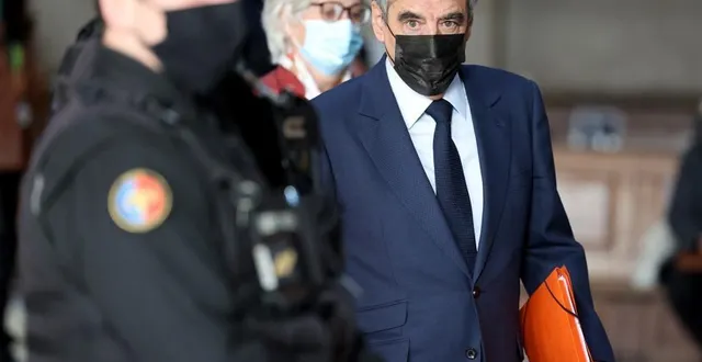 photo  l’ancien premier ministre français françois fillon (à droite) et son épouse pénélope fillon arrivent au palais de justice de paris pour le procès en appel dans une affaire d’emploi fictif présumé, le 22 novembre 2021.  &copy;  thomas coex / afp 