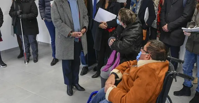 photo  un temps d’échange avec sylvie galpen et samuel blessier, deux futurs locataires en situation de handicap, a clos la venue de la secrétaire d’état aux personnes handicapées sophie cluzel : « deux jeunes, il y a quelques jours, m’ont traitée de gogole en fauteuil, soupire sylvie galpen. on nous renvoie toujours à notre handicap. »  &copy;  photo le maine libre – yvon loue 