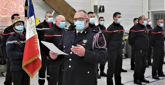 photo  le chef de centre romuald derain a animé la soirée devant les sapeurs pompiers volontaires.  &copy;  ouest-france 