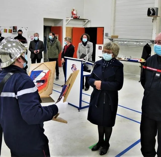 photo l’amicale des pompiers a remis deux plaquettes à martine voltier et alain cusson.  ©  ouest-france
