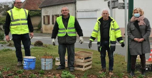 photo  élus et bénévoles ont planté les fleurs qui seront à leur apogée au printemps.  &copy;  le maine libre 