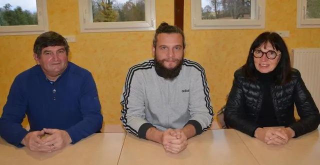 photo  de gauche à droite : michel marot, maire de rai, julien belval, animateur jeunesse et véronique helleux, maire d’aube.  &copy;  ouest-france 