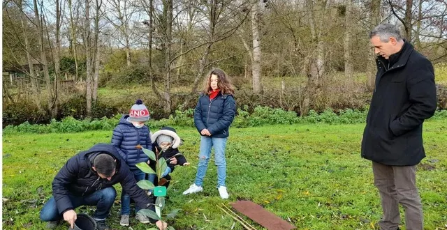 photo  le papa d’alba a planté l’arbre dédié à son fils  &copy;  le maine libre 