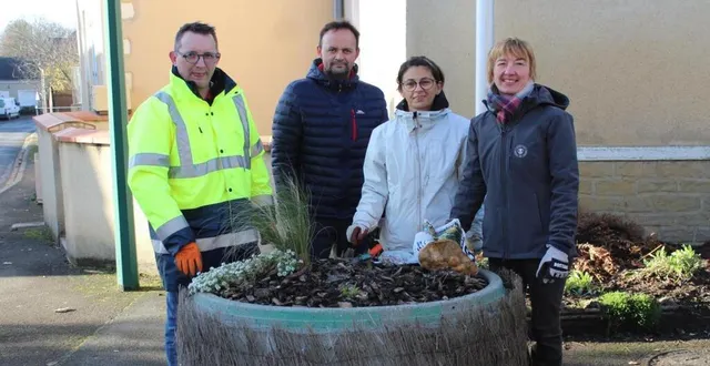 photo  les membres de la commission fleurissement étaient à pied d’œuvre, dimanche matin, pour embellir les parterres de la commune.  &copy;  ouest-france 