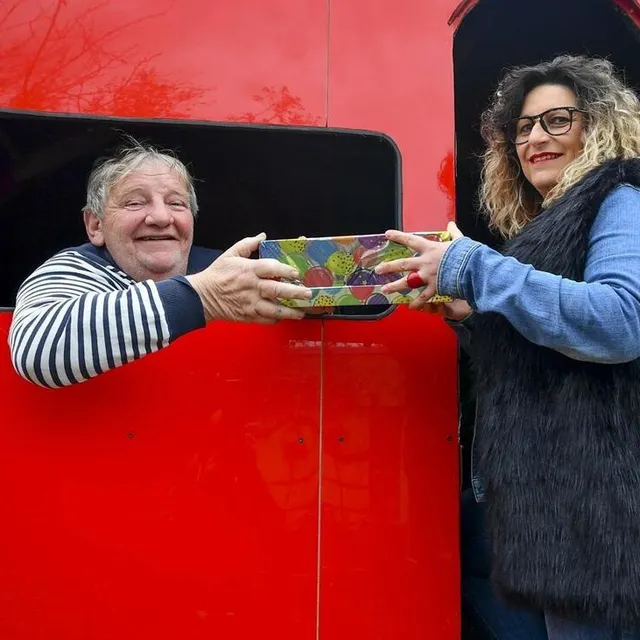 photo pascal laillet (à gauche) s’est rapproché de la maraude 72 pour offrir des colis de noël aux sans-abri.  ©  photo le maine libre yvon loue