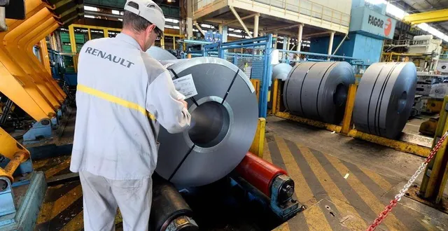 photo  comme tous les constructeurs automobiles, le groupe renault manque de composants électroniques pour fabriquer ses voitures. l’usine du mans a dû se remettre au ralenti (photo d’illustration).  &copy;  archives ouest-france 