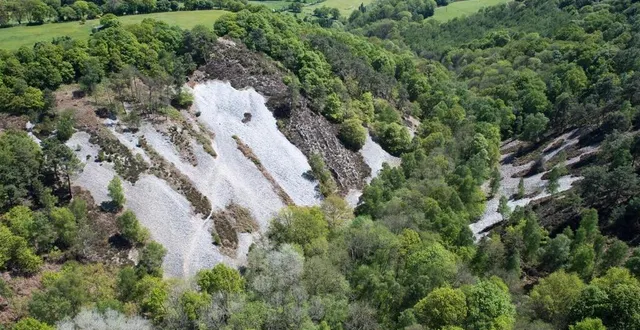 photo  nichée au cœur des alpes mancelles, la vallée de la misère, à saint-léonard-des-bois, forme un site très pittoresque d’un intérêt remarquable, non seulement géologique mais aussi paysager.  &copy;  ouest-france 